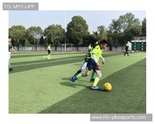 全兴足球队奋勇争先展现团队精神和拼搏意志的精彩瞬间