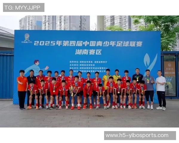 激情四溢的绿茵场上足球宣传片带你领略无与伦比的精彩瞬间与团队精神 激情四溢的绿茵场上足球宣传片带你领略无与伦比的精彩瞬间与团队精神